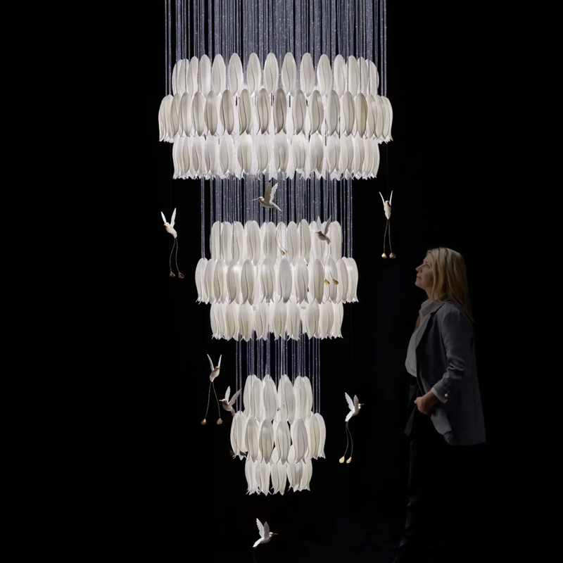 Большая Люстра для Лестницы Sagarti Contemporary chandelier ALBA GRAND Flowers & Birds Белый Золотой Большая Люстра для Лестницы Sagarti Contemporary chandelier ALBA GRAND Flowers & Birds Белый Золотой в Брянске | Loft Concept