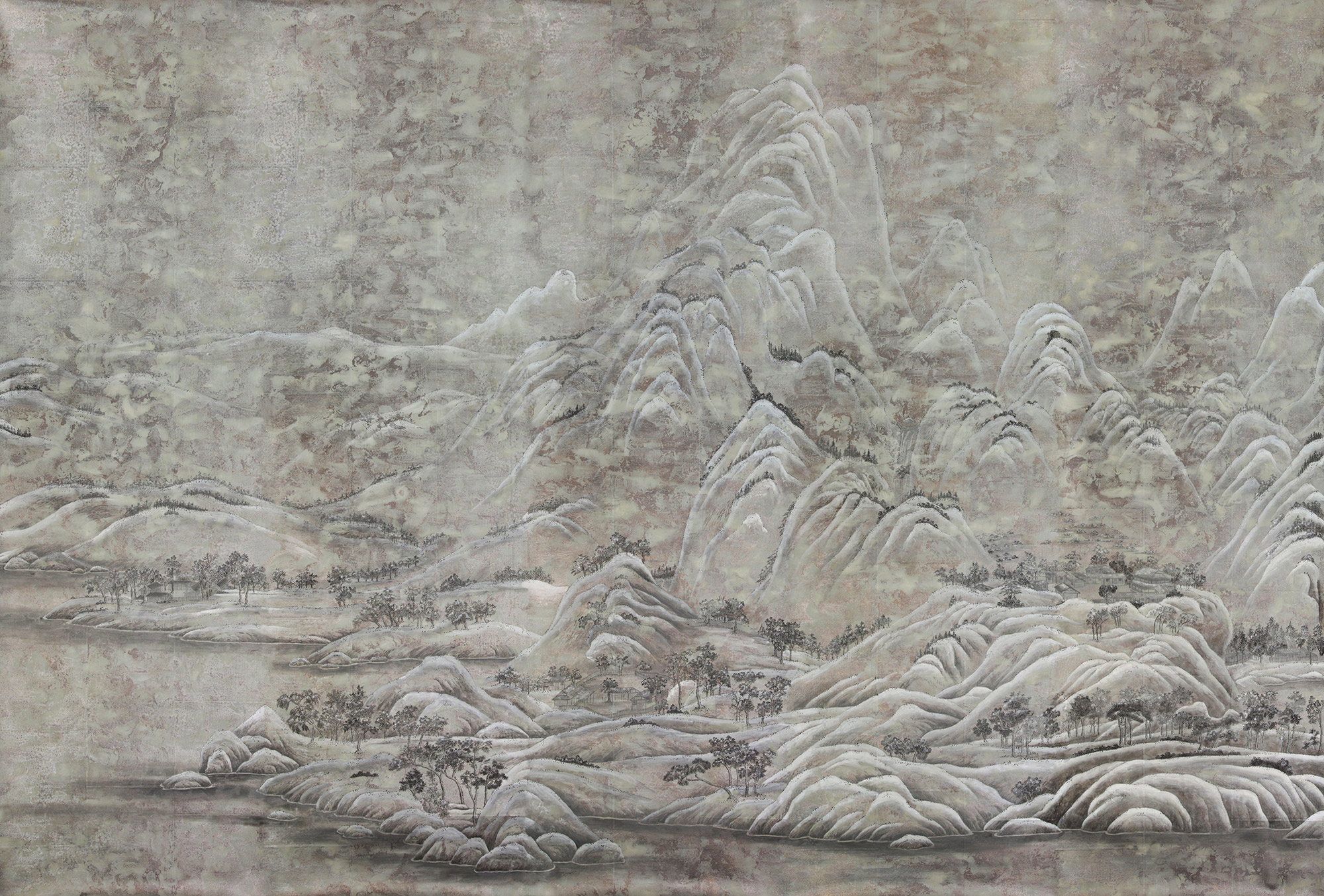 Обои ручная роспись A Thousand Li of Rivers and Mountains Colourway SC-102 on Sterling Silver gilded paper with pearlescent antiquing Обои ручная роспись A Thousand Li of Rivers and Mountains Colourway SC-102 on Sterling Silver gilded paper with pearlescent antiquing - постер Loft-Concept в Брянске