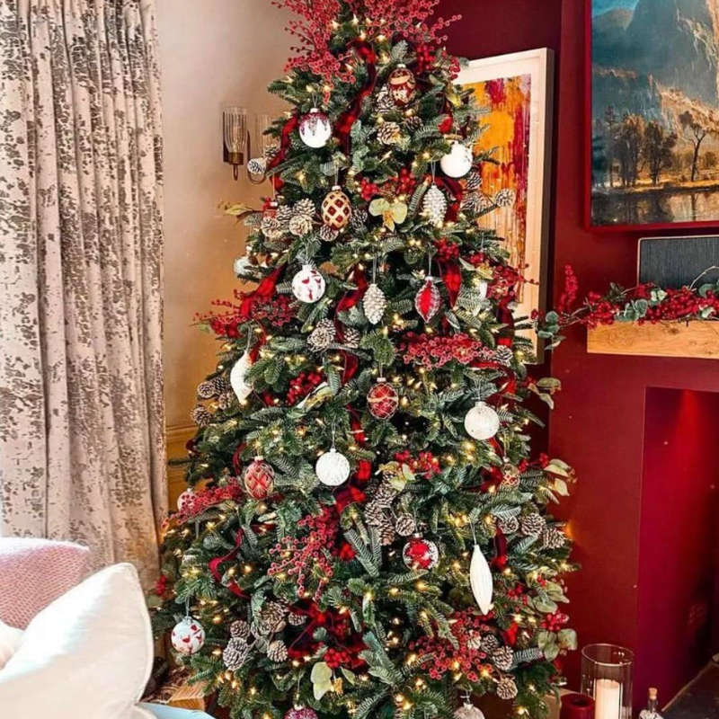 Дизайнерская Елка Украшенная Золотым и Белым декором Pine Cones and Red Decor Красный Белый Зеленый Дизайнерская Елка Украшенная Золотым и Белым декором Pine Cones and Red Decor Красный Белый Зеленый в Брянске | Loft Concept