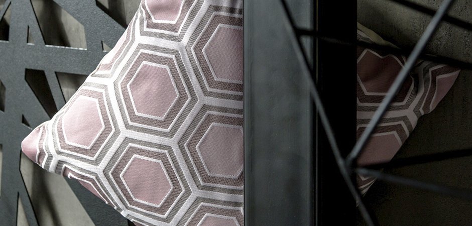 Подушка Hexagon Pink Geometry - Loft-Concept в Брянске