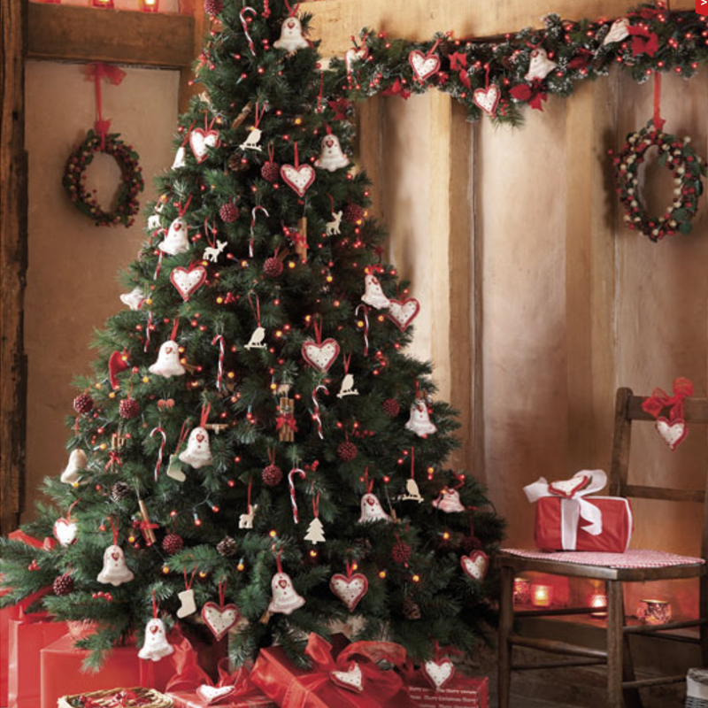Дизайнерская Елка с Белым и Красным декором Christmas Tree Gingerbread Decor Белый Красный Дизайнерская Елка с Белым и Красным декором Christmas Tree Gingerbread Decor Белый Красный в Брянске | Loft Concept