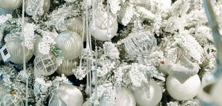 Дизайнерская Елка Заснеженная с Белыми елочными игрушками Christmas Tree White Hoarfrost Дизайнерская Елка Заснеженная с Белыми елочными игрушками Christmas Tree White Hoarfrost - Loft-Concept в Брянске