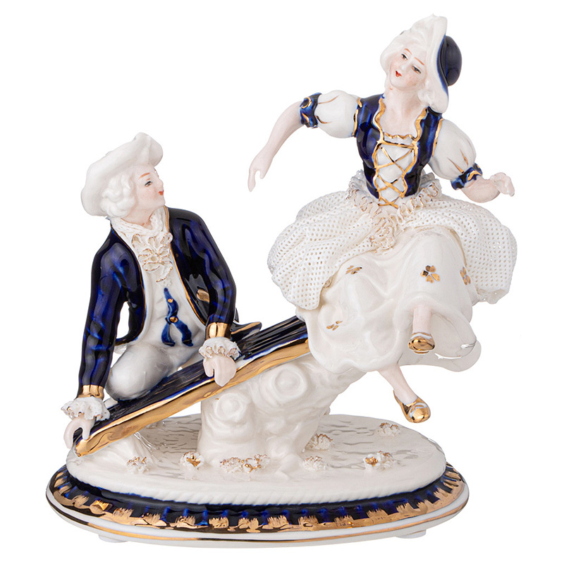 Статуэтка фарфоровая Влюбленная пара Charming Statuette Белый Синий Золотой Статуэтка фарфоровая Влюбленная пара Charming Statuette Белый Синий Золотой в Брянске | Loft Concept
