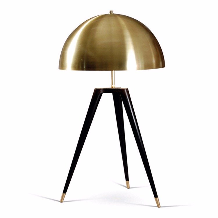 Настольная лампа Matthew Fairbank Fife Tripod Table Lamp Черный Глянцевое золото Настольная лампа Matthew Fairbank Fife Tripod Table Lamp Черный Глянцевое золото в Брянске | Loft Concept