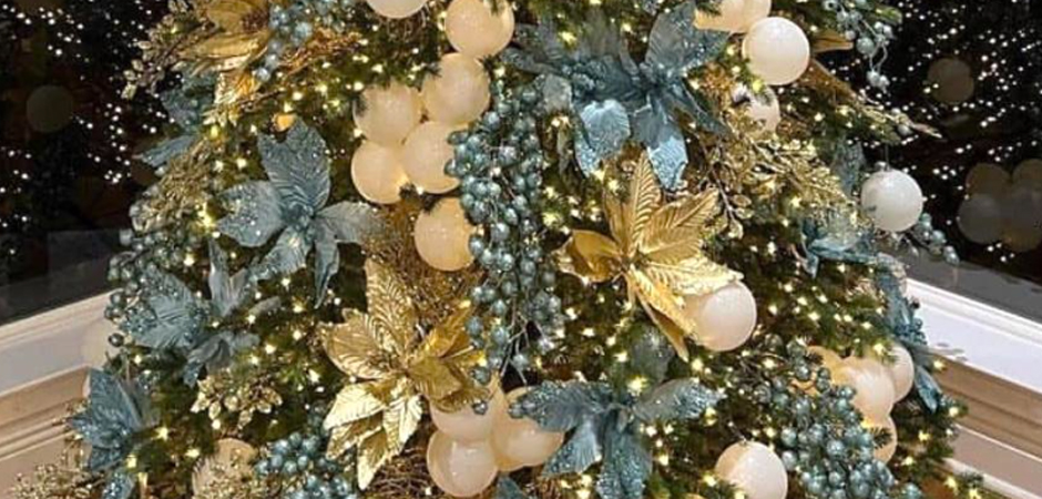 Дизайнерская Елка украшенная Золотыми и Голубыми Цветами Golden and Blue Flowers Дизайнерская Елка украшенная Золотыми и Голубыми Цветами Golden and Blue Flowers - Loft-Concept в Брянске