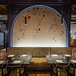 Обои ручная роспись Falling Flowers Standard colourway on Pale Grey dyed silk варинант исполнения - 1 | Loft Concept в Брянске