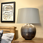 Настольная лампа с круглым фарфоровым основанием ручной работы с покрытием глазурью и белым абажуром из искусственного шелка Elstead Lighting варинант исполнения - 2 | Loft Concept в Брянске