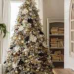 Дизайнерская Елка украшенная шарами в бежевых тонах и декором в виде белых цветов и шишек варинант исполнения - 1 | Loft Concept в Брянске