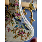 Ваза белого цвета из фарфора с цветочным рисунком и бронзовыми ручками с фигурками птиц Eden Garden porcelain and bronze варинант исполнения - 4 | Loft Concept в Брянске