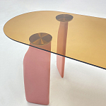 Обеденный стол со стеклянной столешницей и розовыми ножками с тканевой обивкой Wrigley варинант исполнения - 4 | Loft Concept в Брянске