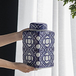 Ваза прямоугольной формы с крышкой и геометрическим узором в сине-белых цветах Blue & White Ornament  варинант исполнения - 8 | Loft Concept в Брянске