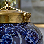 Ваза с насыщенным синим орнаментом и золотой крышкой Blue & White Ornament  варинант исполнения - 3 | Loft Concept в Брянске