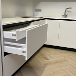 Угловой кухонный гарнитур Жемчужный белый Серый Clarke Kitchen Set White Grey варинант исполнения - 6 | Loft Concept в Брянске