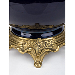 Ваза темно-синяя фарфоровая на бронзовой подставке с ажурным ободком и изогнутыми ручками Eden Garden варинант исполнения - 3 | Loft Concept в Брянске