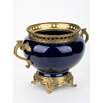 Ваза темно-синяя фарфоровая на бронзовой подставке с ажурным ободком и изогнутыми ручками Eden Garden варинант исполнения - 2 | Loft Concept в Брянске
