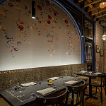 Обои ручная роспись Falling Flowers Standard colourway on Pale Grey dyed silk варинант исполнения - 2 | Loft Concept в Брянске