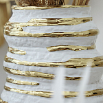 Ваза белая с рельефной поверхностью и золотыми полосами Vase Beehive варинант исполнения - 3 | Loft Concept в Брянске