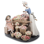 Статуэтка фарфоровая Девушка и маленькая девочка с цветами Charming Statuette варинант исполнения - 1 | Loft Concept в Брянске