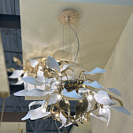 Люстра подвесная с белыми матовыми и золотыми глянцевыми листьями Wintery flovers варинант исполнения - 4 | Loft Concept в Брянске