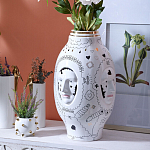 Ваза с декоративными лицами и графическими элементами в виде сердец и символов Faces of Imagination варинант исполнения - 3 | Loft Concept в Брянске
