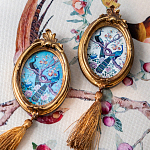 Картина с изображением павлинов в саду в овальной позолоченной раме с кисточкой Chinoiserie Imperial Garden Peacocks on a Tree Poster варинант исполнения - 4 | Loft Concept в Брянске