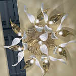 Люстра потолочная с декоративными белыми и золотистыми листьями Wintery flovers варинант исполнения - 5 | Loft Concept в Брянске