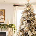 Дизайнерская Елка украшенная шарами в бежевых тонах и декором в виде белых цветов и шишек варинант исполнения - 3 | Loft Concept в Брянске