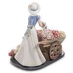 Статуэтка фарфоровая Девушка и маленькая девочка с цветами Charming Statuette варинант исполнения - 3 | Loft Concept в Брянске