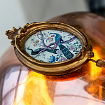 Картина с изображением павлинов в саду в овальной позолоченной раме с кисточкой Chinoiserie Imperial Garden Peacocks on a Tree Poster варинант исполнения - 3 | Loft Concept в Брянске