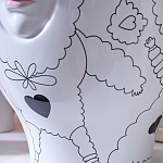 Ваза с декоративными лицами и графическими элементами в виде сердец и символов Faces of Imagination варинант исполнения - 10 | Loft Concept в Брянске