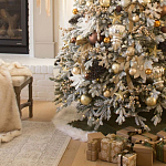 Дизайнерская Елка украшенная шарами в бежевых тонах и декором в виде белых цветов и шишек варинант исполнения - 2 | Loft Concept в Брянске