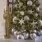 Украшенная Новогодняя Елка с серебряными шарами и звездами варинант исполнения - 2 | Loft Concept в Брянске