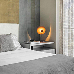 Настольная лампа с круглым деревянным отражателем и черным цилиндрическим плафоном Accord Lighting варинант исполнения - 7 | Loft Concept в Брянске