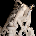 Люстра с тремя фигурами обезьян с лампочками в руках белого цвета Hanging Monkey варинант исполнения - 4 | Loft Concept в Брянске