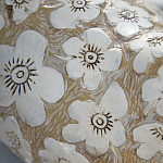 Статуэтка курица с резными белыми цветами на бежевой фактурной поверхности Rustic Chicken варинант исполнения - 2 | Loft Concept в Брянске