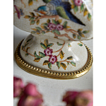 Ваза белого цвета из фарфора с цветочным рисунком и бронзовыми ручками с фигурками птиц Eden Garden porcelain and bronze варинант исполнения - 3 | Loft Concept в Брянске