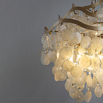 Люстра подвесная с белыми перламутровыми подвесками и изогнутыми золотистыми элементами Диаметр 50 см SHELL Chandelier варинант исполнения - 3 | Loft Concept в Брянске