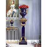 Подсвечник из темно-синего фарфора на бронзовой подставке с фигурками ангелов и декоративными ручками Eden Garden варинант исполнения - 2 | Loft Concept в Брянске