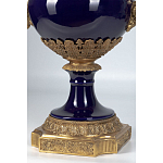 Ваза темно-синего цвета из фарфора с бронзовыми ручками в виде фигур Eden Garden porcelain and bronze варинант исполнения - 4 | Loft Concept в Брянске