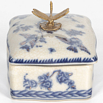 Фарфоровая шкатулка с бронзовой стрекозой Blue and White варинант исполнения - 2 | Loft Concept в Брянске